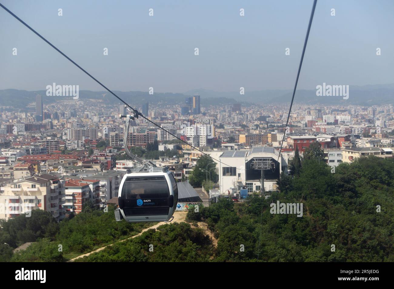 Dajti au-dessus du niveau de la mer, est une montagne et un parc national à la limite de Tirana, Albanie. Il est accessible par le câble appelé le téléphérique Dajti Ekspres. Banque D'Images