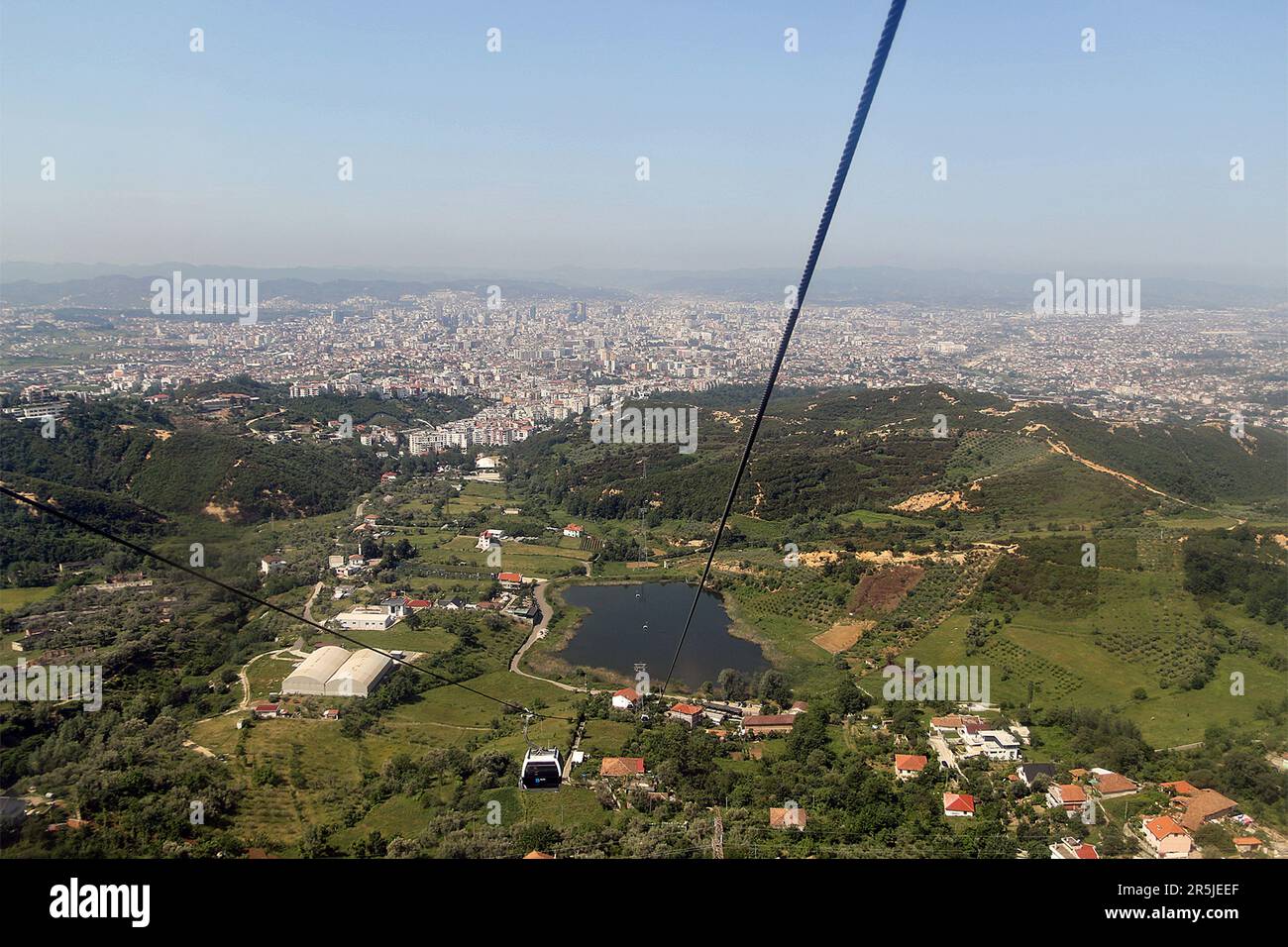 Dajti au-dessus du niveau de la mer, est une montagne et un parc national à la limite de Tirana, Albanie. Il est accessible par le câble appelé le téléphérique Dajti Ekspres. Banque D'Images