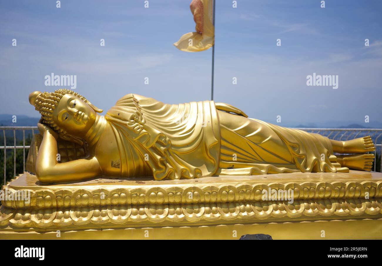 Statue de bouddha doré endormi à Phuket, Thaïlande Banque D'Images