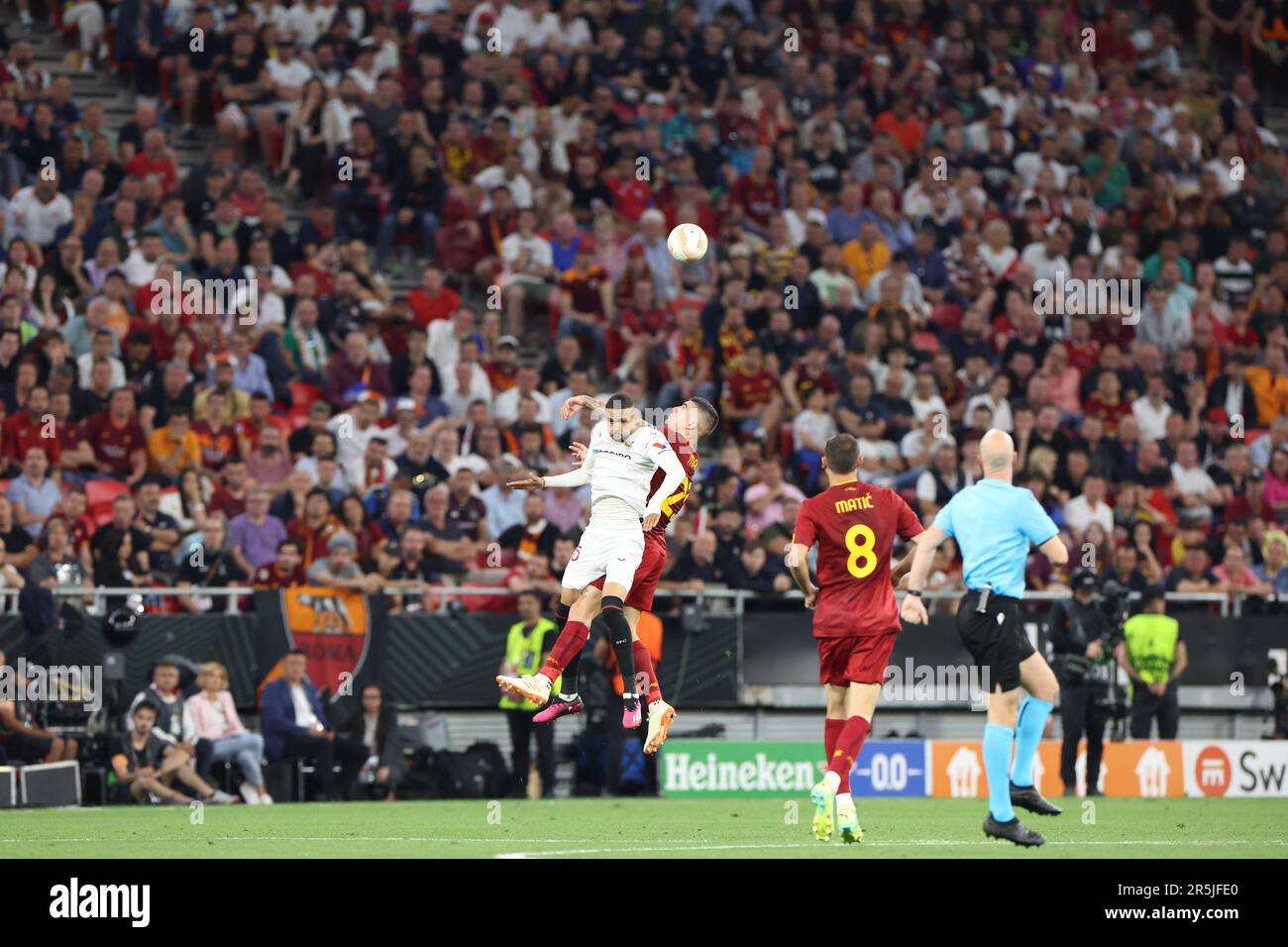 Youssef en-Nesyri (R), l'avant-scène marocaine de Séville, et ROGER Ibanez, LE défenseur brésilien de Rome, vu en action lors du match de football final de l'UEFA Europa League entre le FC Sevilla et AS Roma à l'arène de Puskas. Score final; Séville 1:1 COMME Roma (pénalités 4:1). Banque D'Images