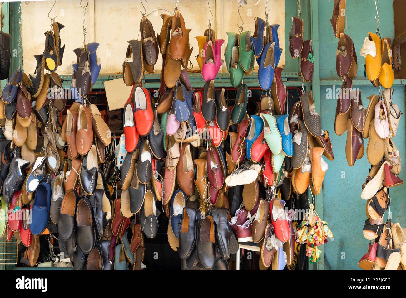 Chaussures traditionnelles turques en cuir artisanal colorées sur un marché de Gaziantep, Turquie Banque D'Images