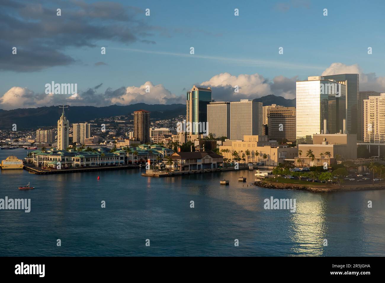 Port d'Honolulu. Une prise de vue en soirée de la tour Aloha et de la ligne d'horizon. Banque D'Images