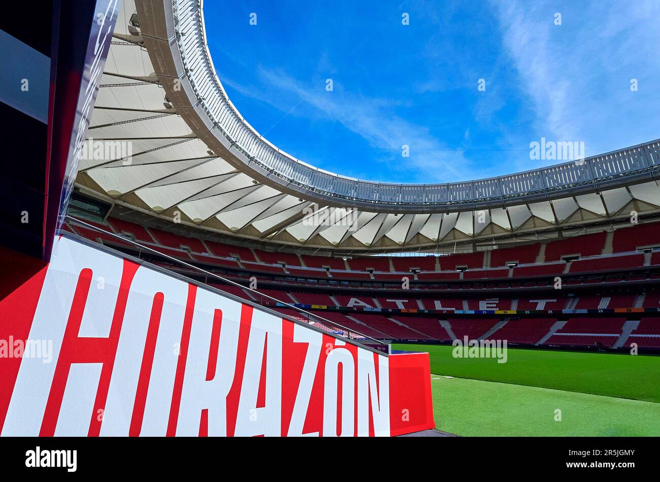 Vue sur le terrain de jeu de l'arène Civitas Metropolitano - le terrain de jeu officiel du FC Atletico Madrid depuis le tunnel des joueurs Banque D'Images