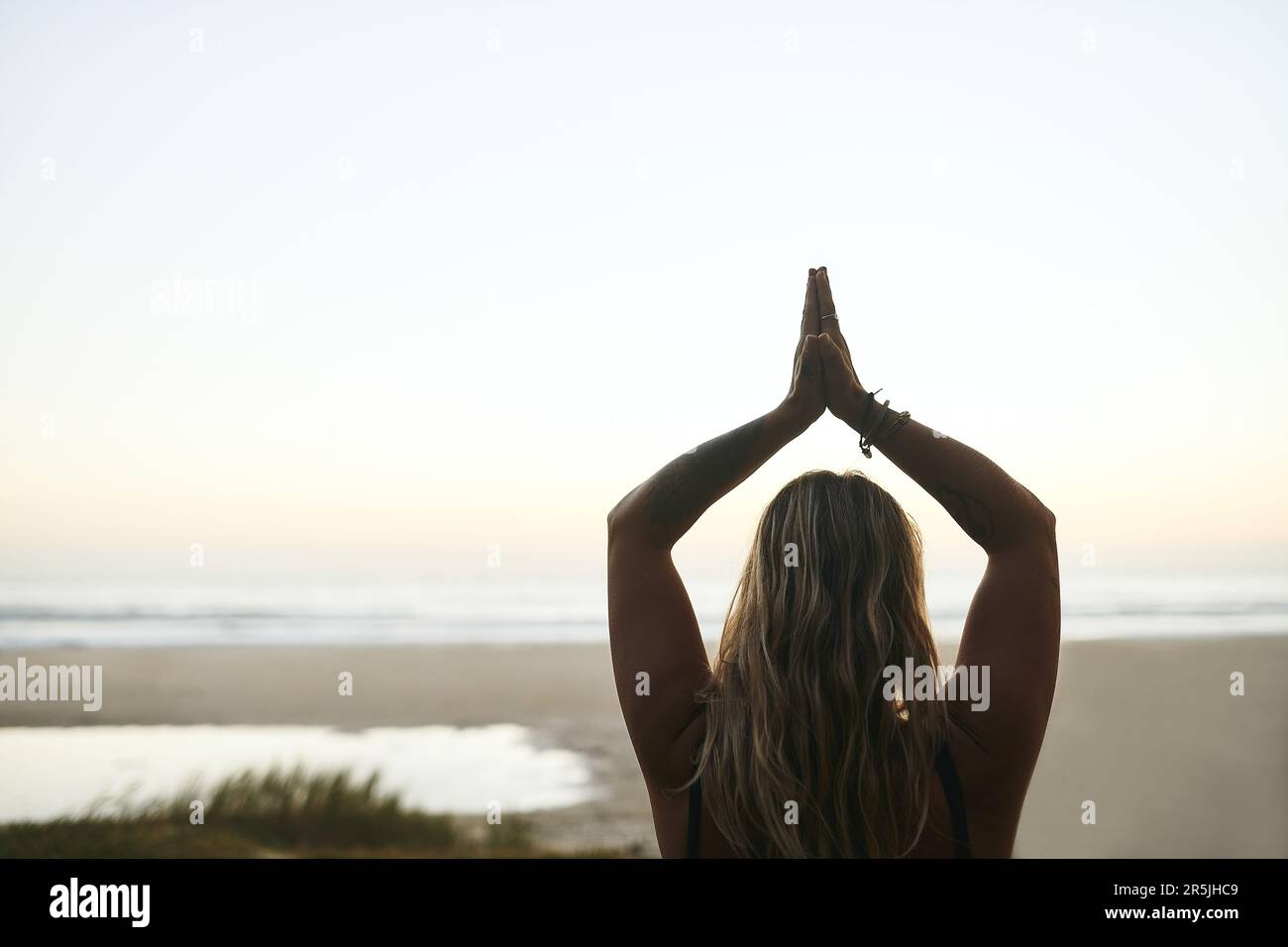 Le yoga consiste à comprendre votre corps. une femme méconnaissable debout seule et méditant pendant une journée de détente à l'extérieur. Banque D'Images