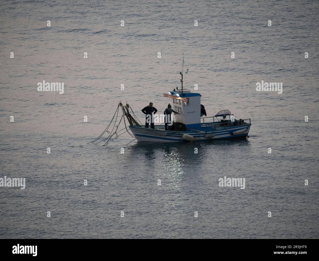 Bateau de pêche à l'aube au large de la plage de Fuengirola en Espagne Banque D'Images