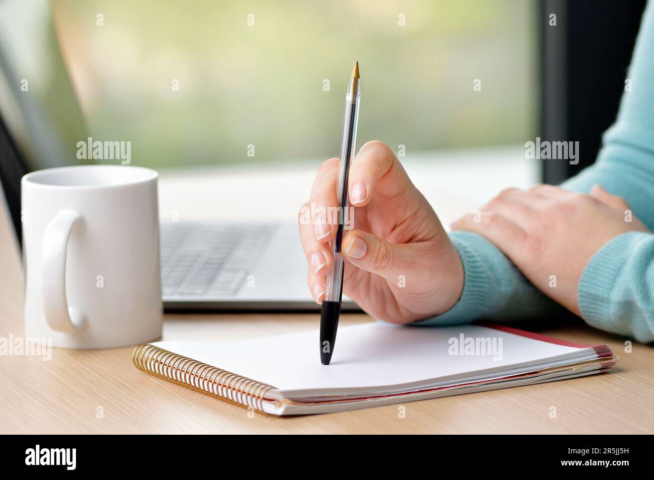 Photo rognée d'une femme qui a oublié les notes et pense au bureau Banque D'Images