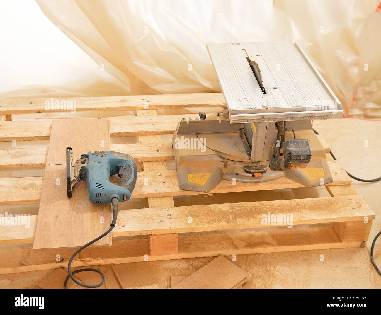 Plan rogné d'une machine à couper le bois dans un atelier et d'une autre scie manuelle Banque D'Images