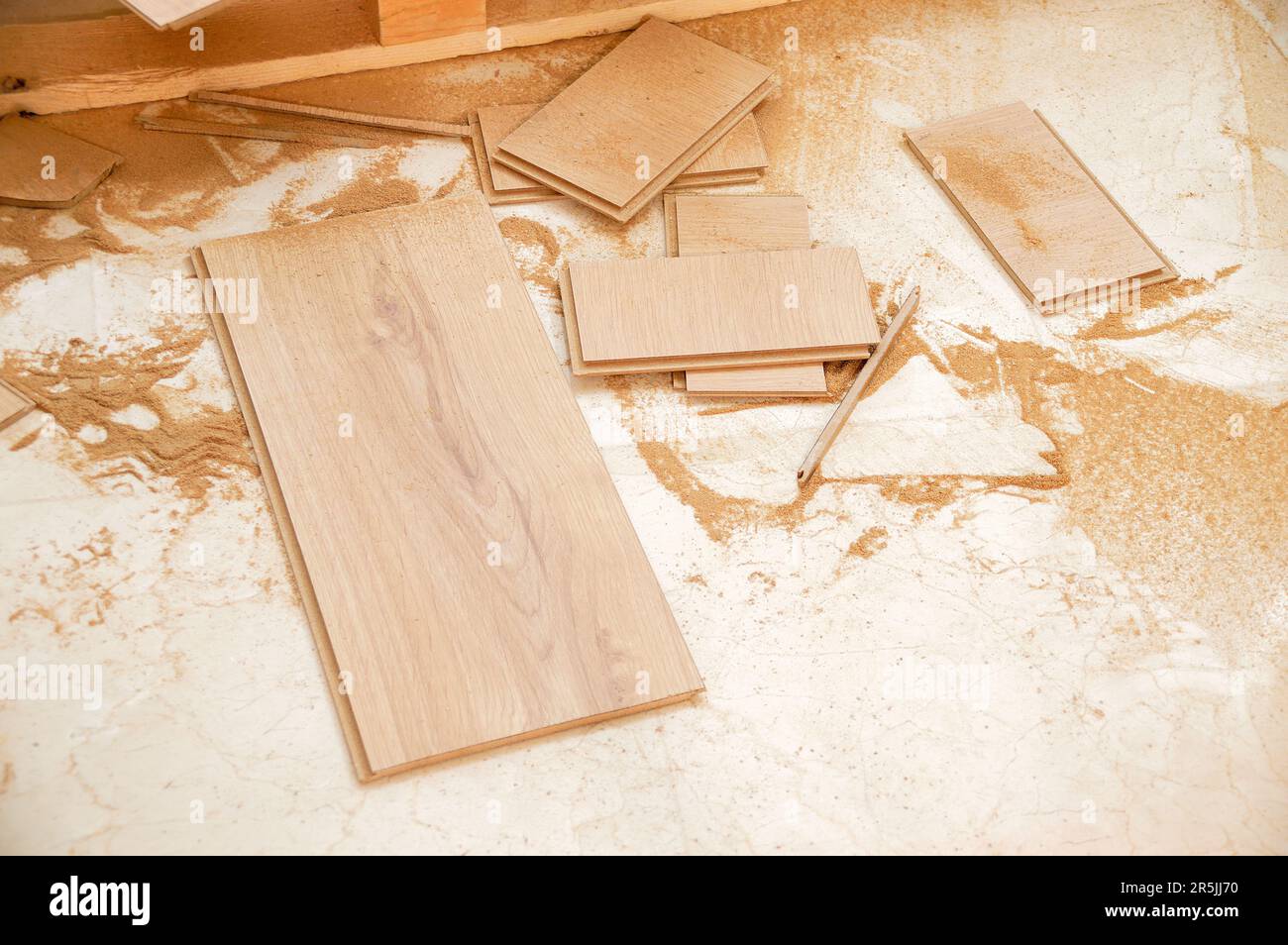 restes de bois coupés sur le sol dans une menuiserie Banque D'Images