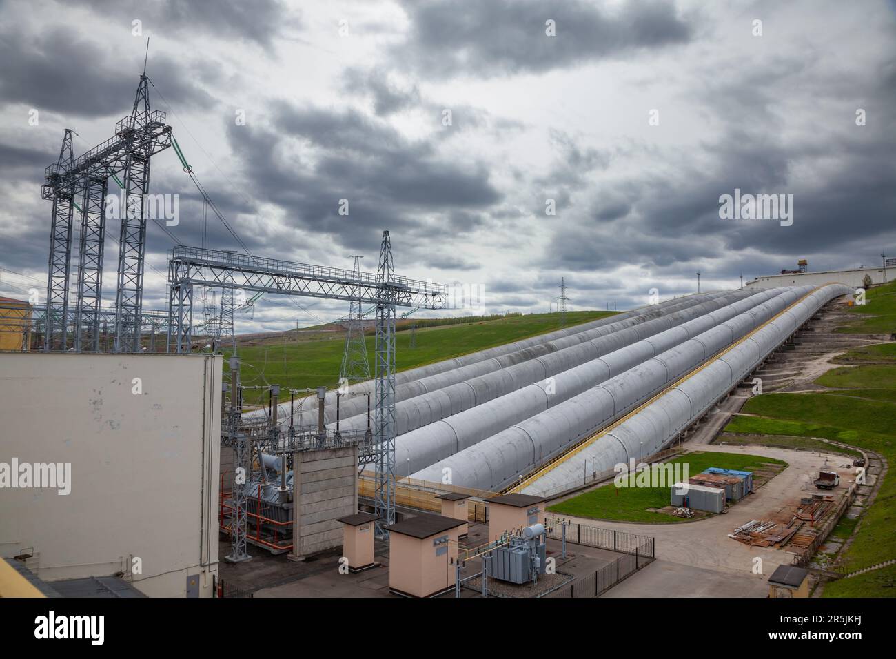 les tuyaux de la centrale hydroélectrique anв sous-station électrique contre le ciel gris Banque D'Images