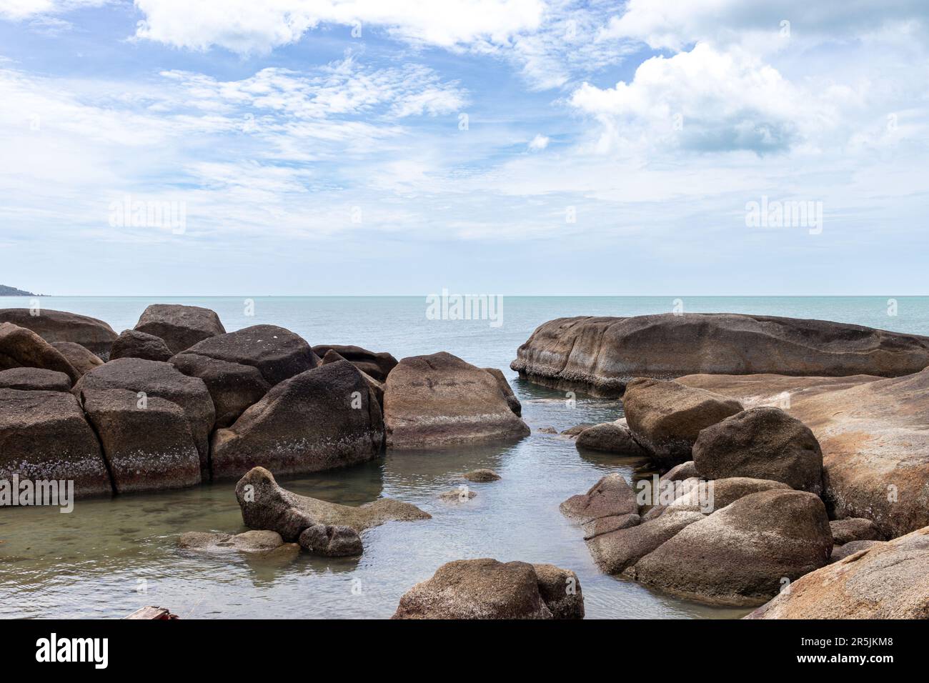 une formation de rockpool au large d'une plage de phuket avec de l'eau plate Banque D'Images