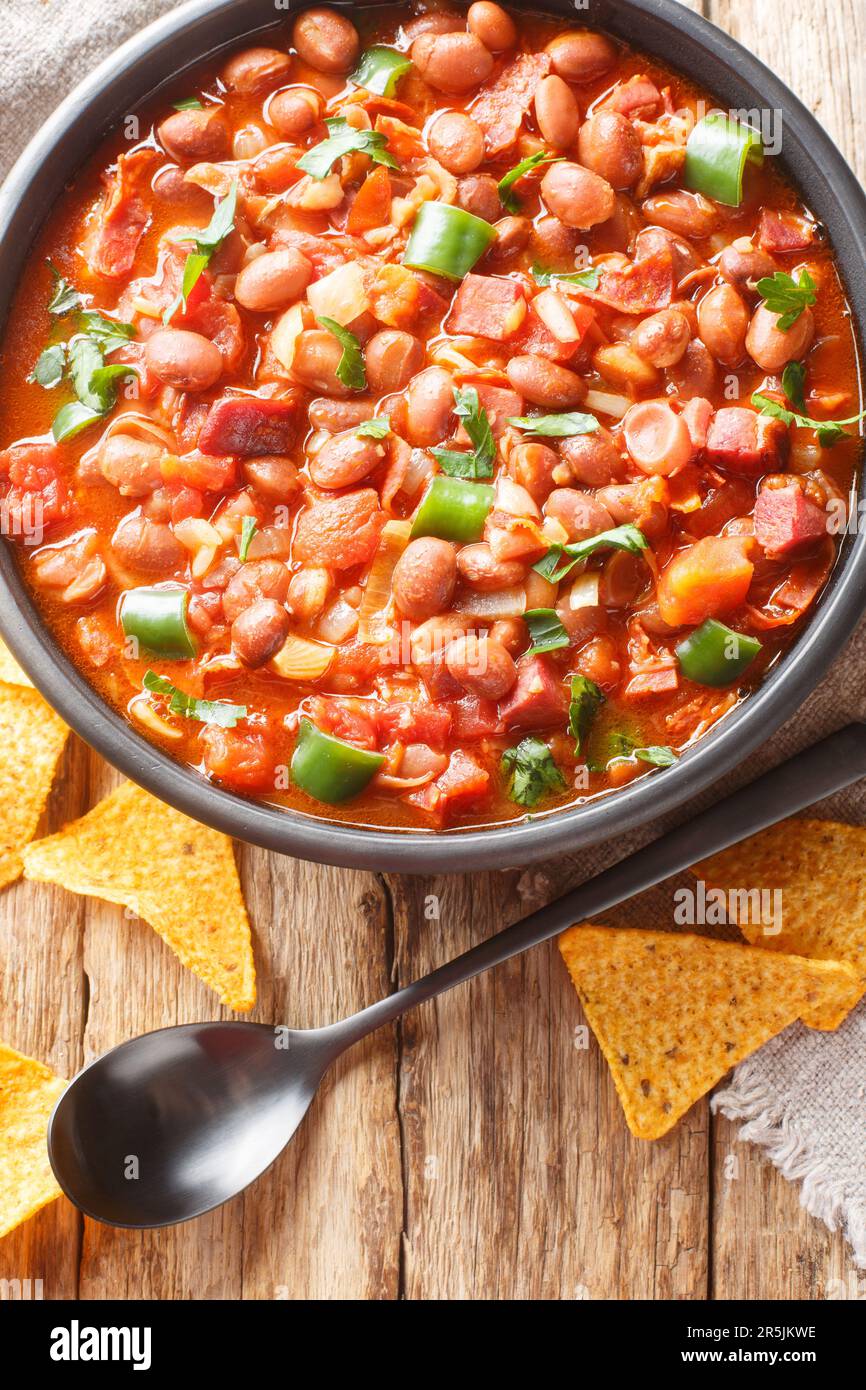 Le Charro Beans mexicain ou le Frijoles charros est fait avec des haricots pinto, des tomates, des saucisses, du bacon et des oignons mijotés dans le bouillon le plus savoureux Banque D'Images