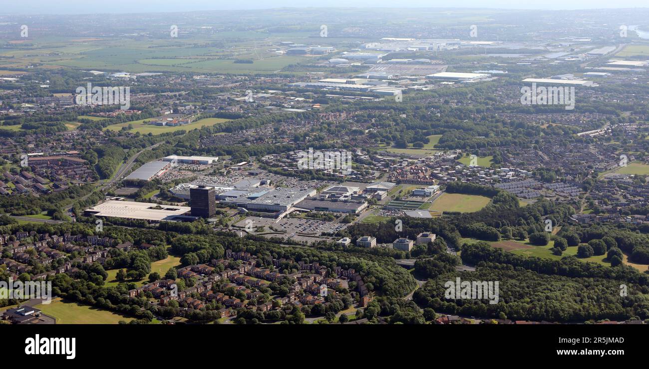 Vue aérienne de Washington avec le centre commercial Galleries et le grand magasin Asda et Nissan au loin, comté de Durham, Royaume-Uni Banque D'Images