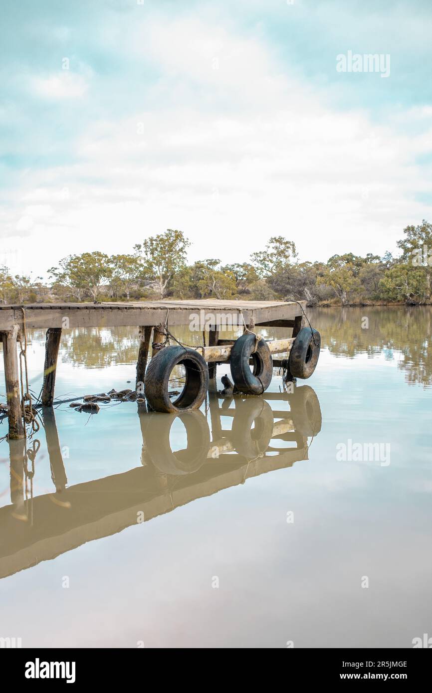 quai en bois avec des protecteurs de pneus sur la rivière murray Banque D'Images