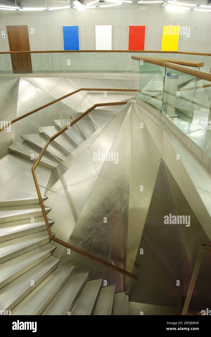Escaliers. Centre d'art moderne CaixaForum, Madrid, Espagne. Banque D'Images