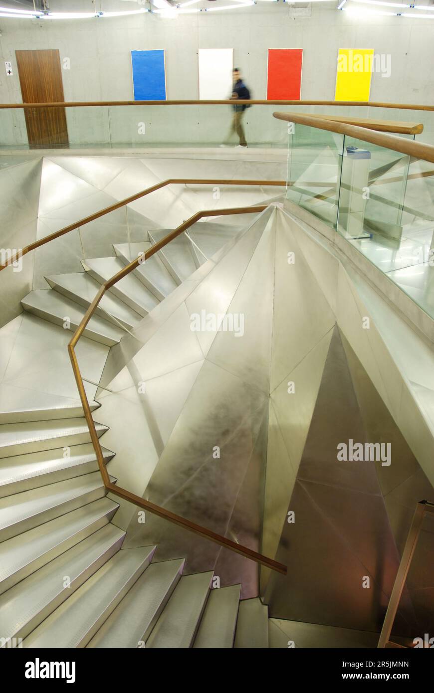 Escaliers. Centre d'art moderne CaixaForum, Madrid, Espagne. Banque D'Images