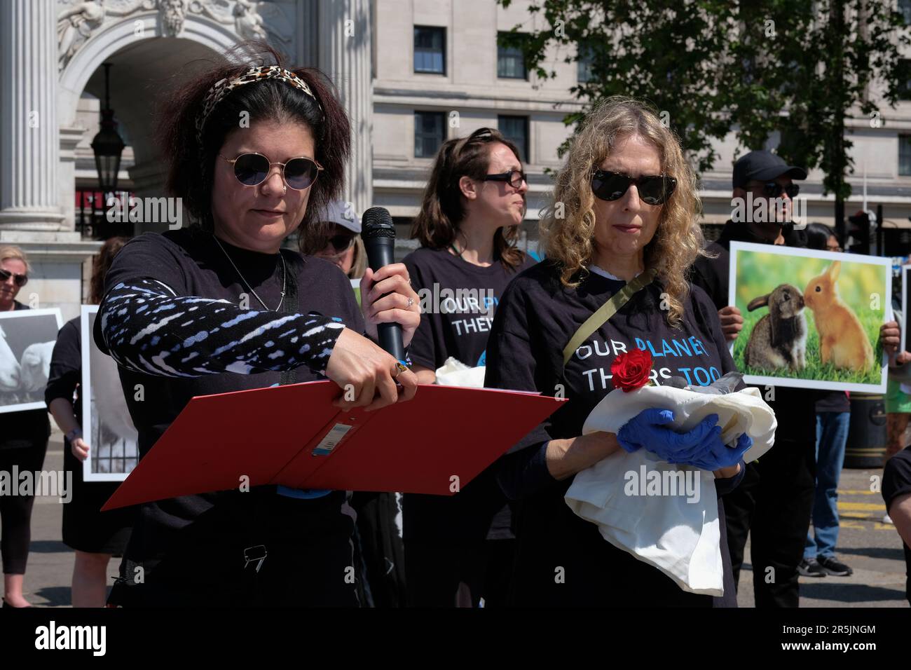 Londres, Royaume-Uni. 4th juin 2023. Les militants des droits des animaux tiennent des animaux morts pour commémorer les animaux qui meurent chaque année entre les mains de l'homme, pendant la Journée nationale des droits des animaux (NARD). Laura Gaggero/Alamy Live News. Banque D'Images