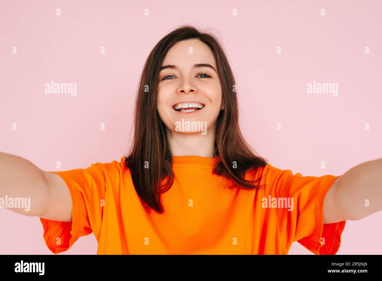 Vibrant social Media récit de contes: Belle et joyeuse femme dans la tenue colorée, enregistrement Instagram Twitter Post - Influencer et informateur concept, Banque D'Images