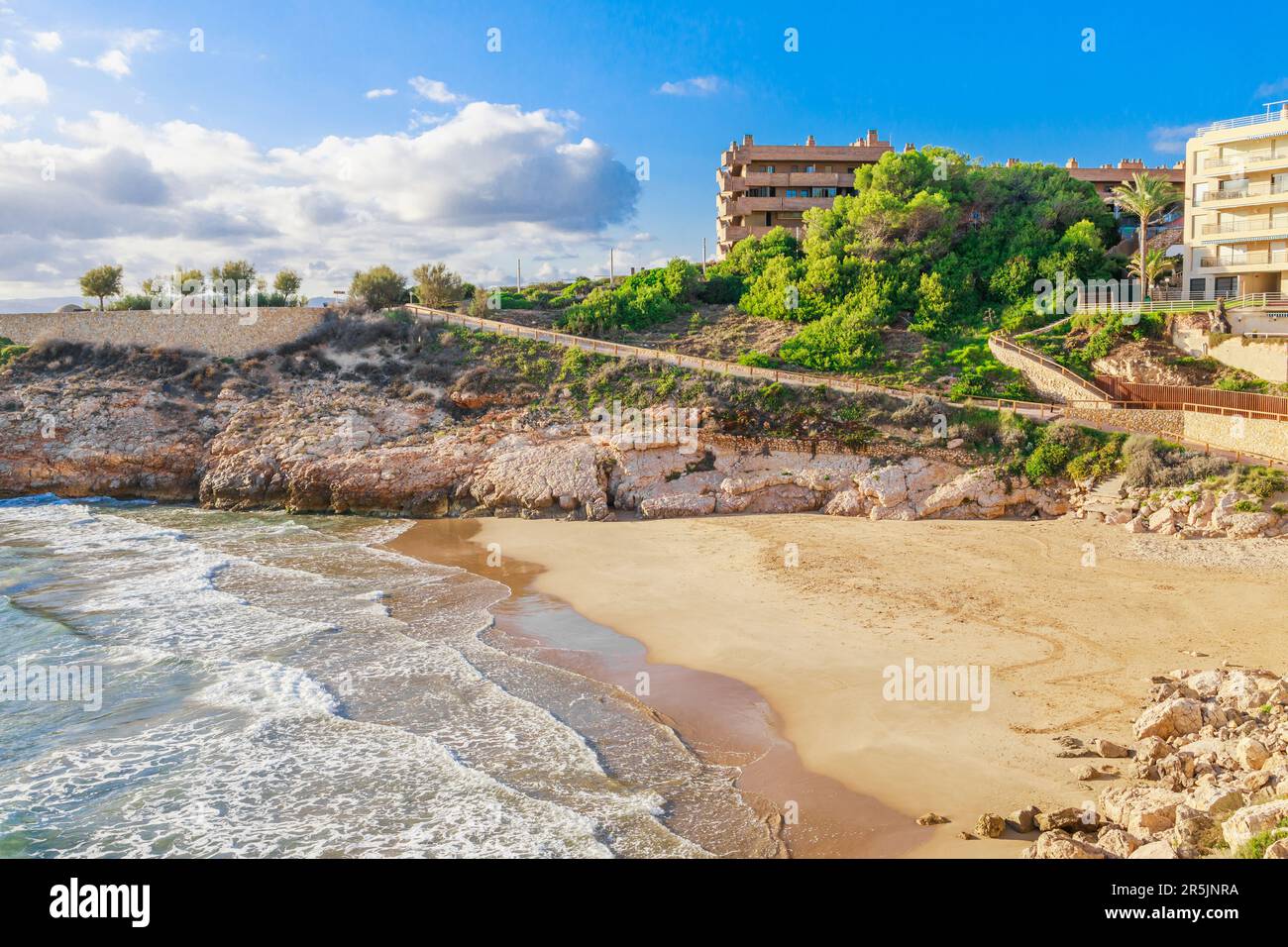 Belle plage à Salou, Espagne, Europe. Ville touristique de la mer sur la Costa  Dorada Photo Stock - Alamy