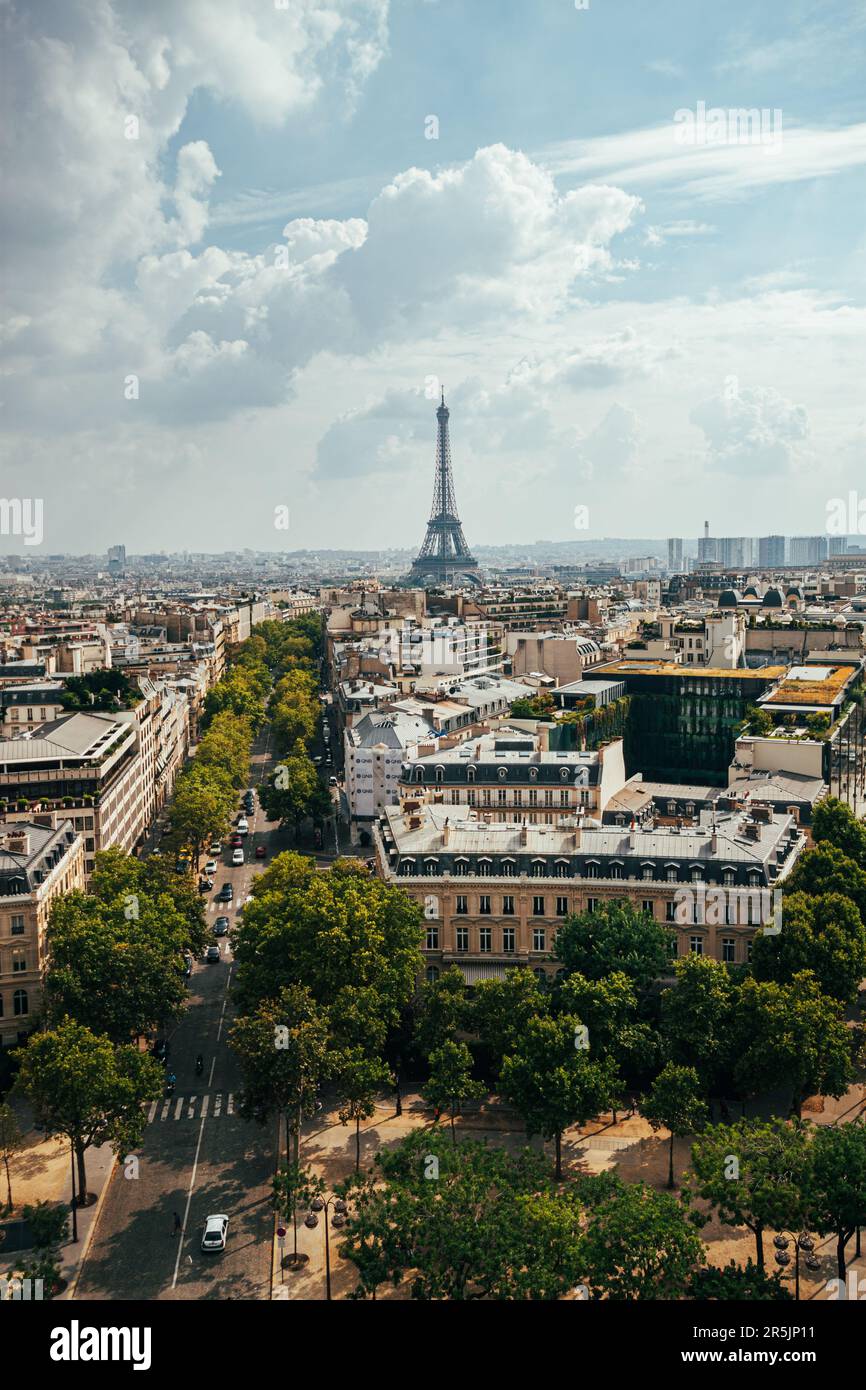 Tir de drone du paysage urbain de Paris avec la Tour Eiffel au loin Banque D'Images