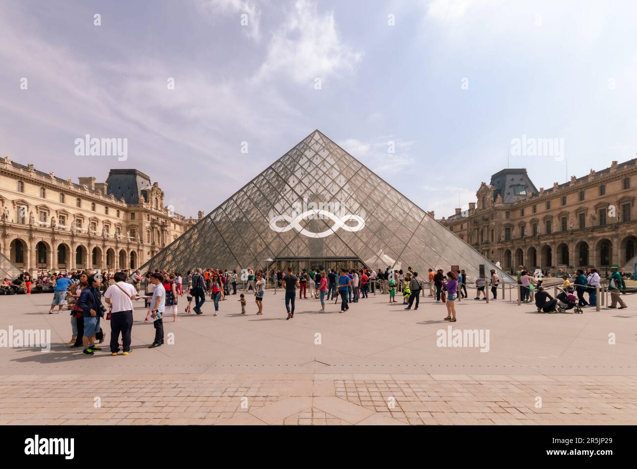 Vue extérieure du Louvre avec les passants Banque D'Images