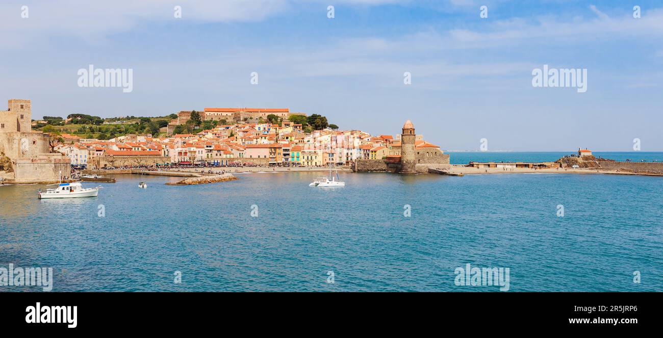 Vue sur le port de Collioure, Languedoc-Roussillon, France, Europe Banque D'Images