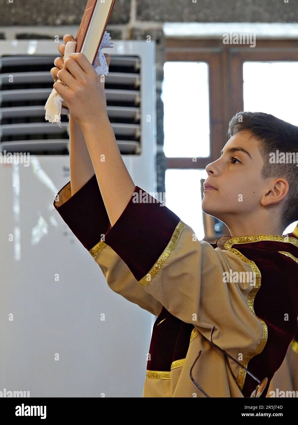 Un jeune homme tient un livre Saint, la Bible pendant le rituel à l'église de Diyarbak?r Surp Hovsep. À l'église catholique arménienne Surp Hovsep, Qui a été lourdement endommagé par les affrontements entre les militants armés du PKK kurde et les forces de sécurité turques dans le centre de Diyarbakir en 2015 et réparé à la suite d'une restauration de 4 ans, le deuxième rituel des 100 dernières années après le premier rituel de 2021. Très peu d'Arméniens venus d'Istanbul et qui vivaient à Diyarbakir ont assisté à la cérémonie. Le rituel a été mené par le prêtre principal Abraham Firat et le subordonné Deacon Jan Acemoglu, qui ont été ordonnés de moi Banque D'Images