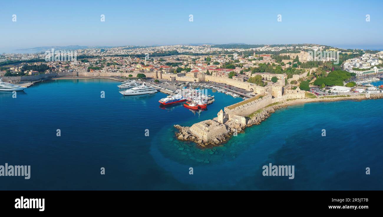 Vue aérienne d'été du port de la ville et de l'île de fort Rhodes, Grèce, Europe Banque D'Images