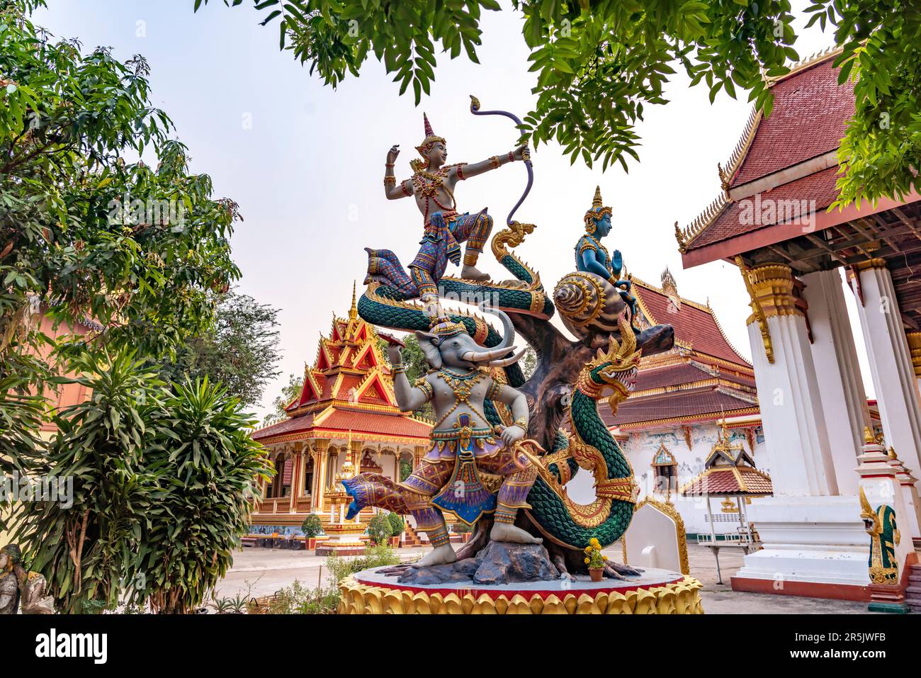 Figuren der buddhistischen Mythologie am Tempel Wat That Luang Neua in