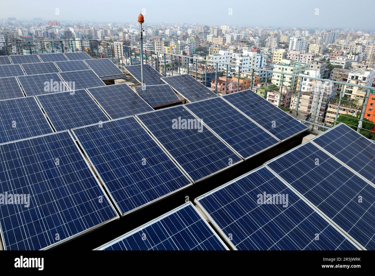 4 juin 2023, Dhaka, Dhaka, Bangladesh : le secteur de l'électricité du Bangladesh est très chargé. En raison de l'épuisement des réserves de charbon, la centrale thermique Payra la plus grande et la plus moderne du pays a été complètement fermée depuis 1 mois. On craint une pénurie d'énergie d'au moins 1200 MW dans le réseau national. Par conséquent, une perte de charge importante peut se produire dans le pays. En outre, la facture d'électricité augmente progressivement au Bangladesh. Il y a plus de 7 à 8 heures de charge par jour dans tout le pays. Certaines zones n'ont pas d'électricité pour plus de Banque D'Images