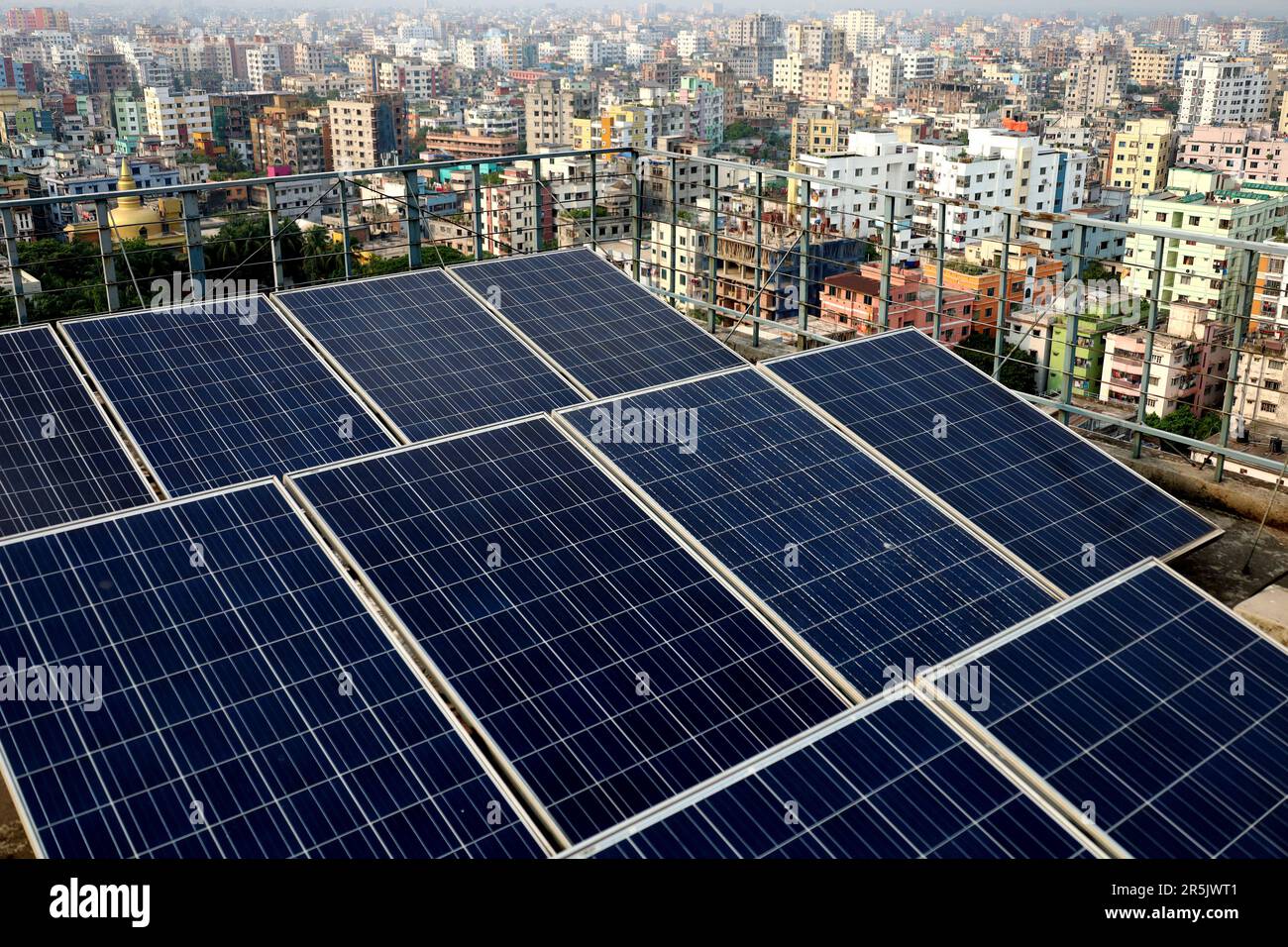 4 juin 2023, Dhaka, Dhaka, Bangladesh : le secteur de l'électricité du Bangladesh est très chargé. En raison de l'épuisement des réserves de charbon, la centrale thermique Payra la plus grande et la plus moderne du pays a été complètement fermée depuis 1 mois. On craint une pénurie d'énergie d'au moins 1200 MW dans le réseau national. Par conséquent, une perte de charge importante peut se produire dans le pays. En outre, la facture d'électricité augmente progressivement au Bangladesh. Il y a plus de 7 à 8 heures de charge par jour dans tout le pays. Certaines zones n'ont pas d'électricité pour plus de Banque D'Images
