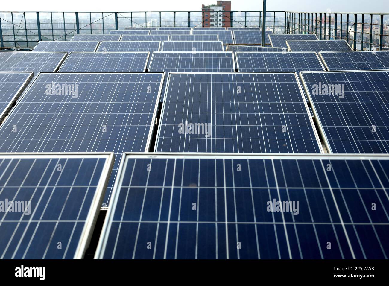 4 juin 2023, Dhaka, Dhaka, Bangladesh : le secteur de l'électricité du Bangladesh est très chargé. En raison de l'épuisement des réserves de charbon, la centrale thermique Payra la plus grande et la plus moderne du pays a été complètement fermée depuis 1 mois. On craint une pénurie d'énergie d'au moins 1200 MW dans le réseau national. Par conséquent, une perte de charge importante peut se produire dans le pays. En outre, la facture d'électricité augmente progressivement au Bangladesh. Il y a plus de 7 à 8 heures de charge par jour dans tout le pays. Certaines zones n'ont pas d'électricité pour plus de Banque D'Images