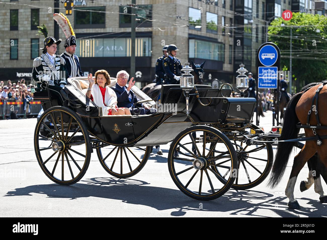 Göteborg, Suède. 04th juin 2023. Le roi Carl Gustaf et la reine Silvia arrivent à Gustaf Adolfs Torg lors de leur visite à Göteborg le dimanche 4 juin 2023.le roi Carl XVI Gustaf célèbre 50 ans sur le trône et c'est 500 ans que Gustaf Vasa a été élu roi de Suède. Göteborg a été fondée il y a 400 ans. À l'occasion de l'année anniversaire, le couple royal visitera les 21 comtés de Suède en 2023. Photo: Björn Larsson Rosvall/TT/code 9200 crédit: TT News Agency/Alay Live News crédit: TT News Agency/Alay Live News Banque D'Images