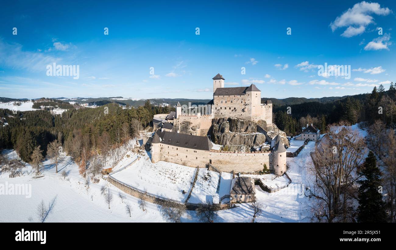 Vue aérienne au cours de l'hiver sur la route de l'Église dans la Basse Autriche région de Waldviertel. Banque D'Images