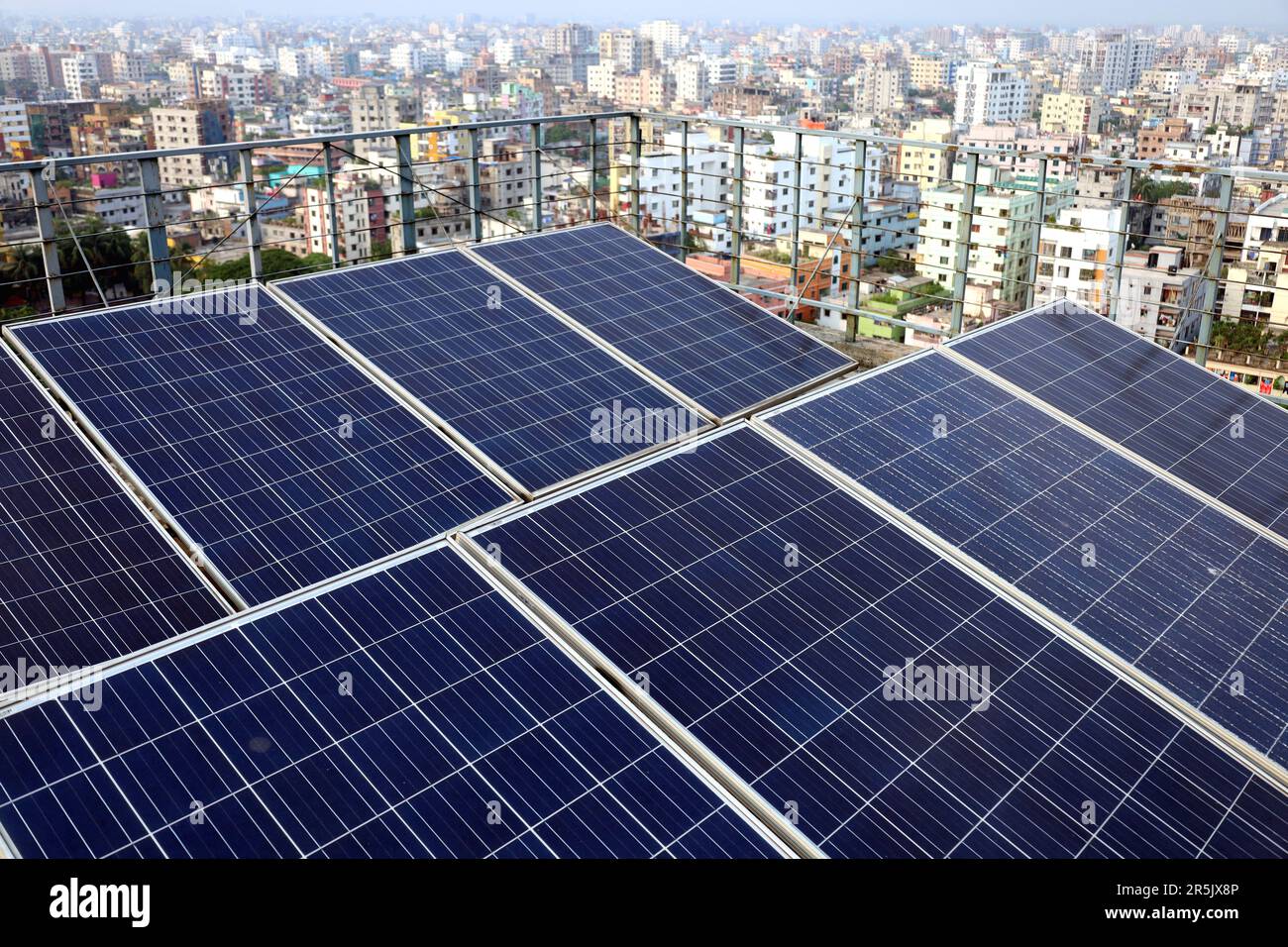 4 juin 2023, Dhaka, Dhaka, Bangladesh : le secteur de l'électricité du Bangladesh est très chargé. En raison de l'épuisement des réserves de charbon, la centrale thermique Payra la plus grande et la plus moderne du pays a été complètement fermée depuis 1 mois. On craint une pénurie d'énergie d'au moins 1200 MW dans le réseau national. Par conséquent, une perte de charge importante peut se produire dans le pays. En outre, la facture d'électricité augmente progressivement au Bangladesh. Il y a plus de 7 à 8 heures de charge par jour dans tout le pays. Certaines zones n'ont pas d'électricité pour plus de Banque D'Images