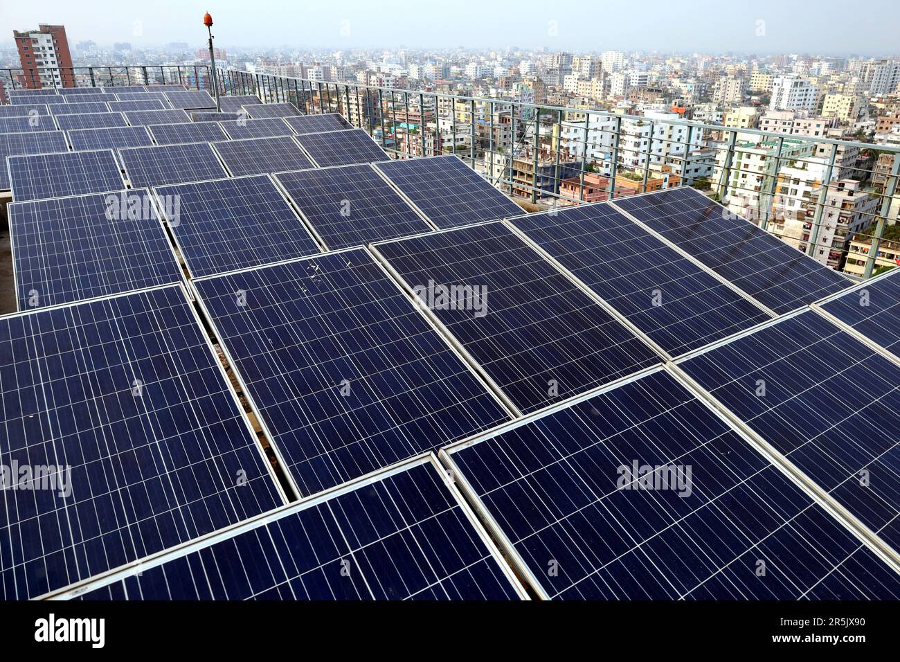 4 juin 2023, Dhaka, Dhaka, Bangladesh : le secteur de l'électricité du Bangladesh est très chargé. En raison de l'épuisement des réserves de charbon, la centrale thermique Payra la plus grande et la plus moderne du pays a été complètement fermée depuis 1 mois. On craint une pénurie d'énergie d'au moins 1200 MW dans le réseau national. Par conséquent, une perte de charge importante peut se produire dans le pays. En outre, la facture d'électricité augmente progressivement au Bangladesh. Il y a plus de 7 à 8 heures de charge par jour dans tout le pays. Certaines zones n'ont pas d'électricité pour plus de Banque D'Images