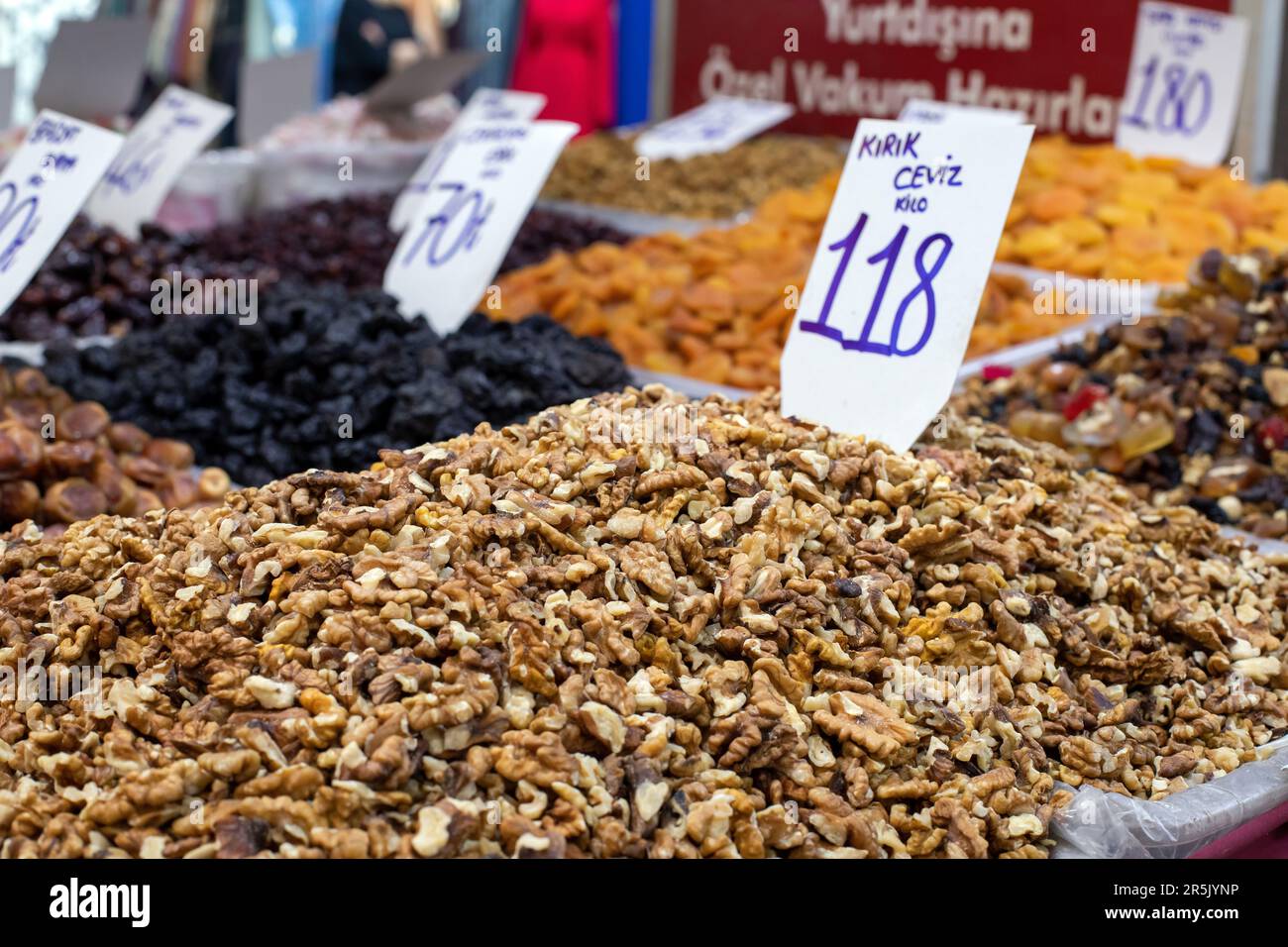 Fruits secs et noix sur un marché alimentaire local à Izmir, en Turquie. Tas de noix ouvertes sur un marché. Banque D'Images