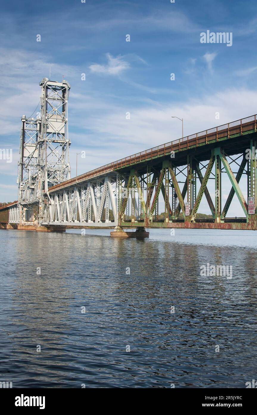 Le pont Carlton en métal rouillé au-dessus de la rivière Kennebec à Bath Maine par une journée ensoleillée. Banque D'Images