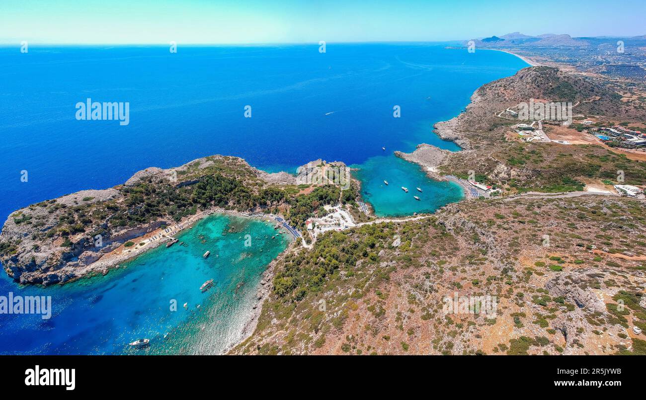 Vue sur la mer et la plage dans la baie Anthony Quinn, île de Rhodes, Grèce, Europe Banque D'Images