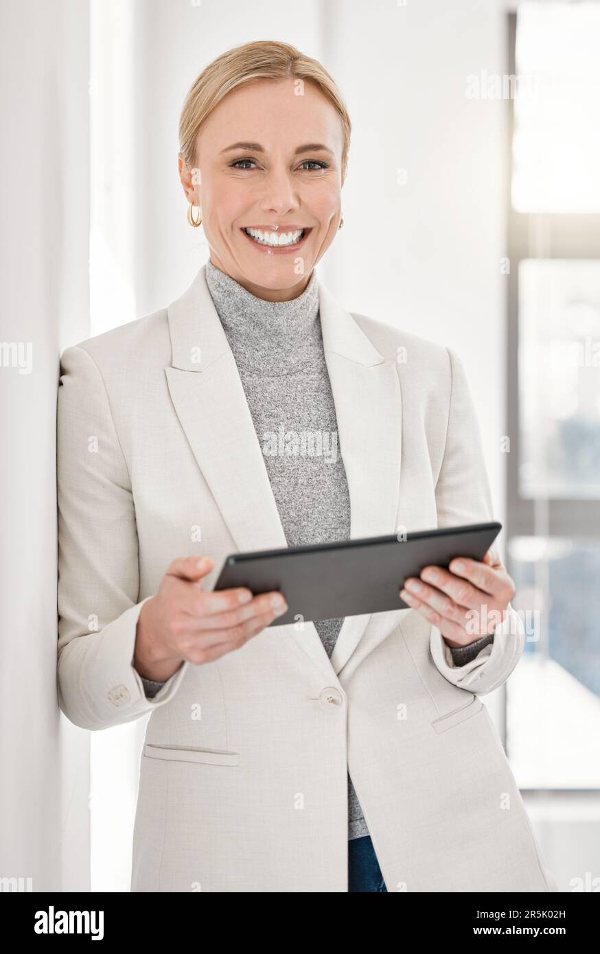 Portrait, comptable et femme d'affaires avec tablette au bureau, sur le ...