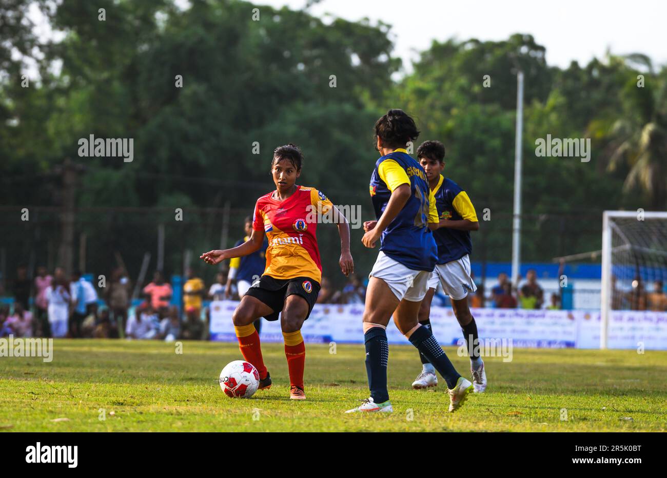 2 juin 2023, Tehatta, Bengale occidental, Inde : l'équipe féminine du club de football du Bengale oriental bat l'équipe féminine du club de football de Sreebhumi par 5-0 buts et remporte le premier bouclier IFA féminin inaugural au stade Harichand Guruchand à Betai, Tehatta. Le club de football du Bengale oriental est l'un des plus anciens clubs de l'Inde. À la fin du match, les joueurs de l'équipe et les supporters de l'équipe championne du Club Bengale oriental ont applaudi avec enthousiasme. L'IFA Shield est l'un des plus anciens tournois de football au monde qui a débuté en 1893. (Credit image: © Soumyabrata Roy/Pacific Press via ZUMA Press Wire) USAGE ÉDITORIAL SEULEMENT! N Banque D'Images
