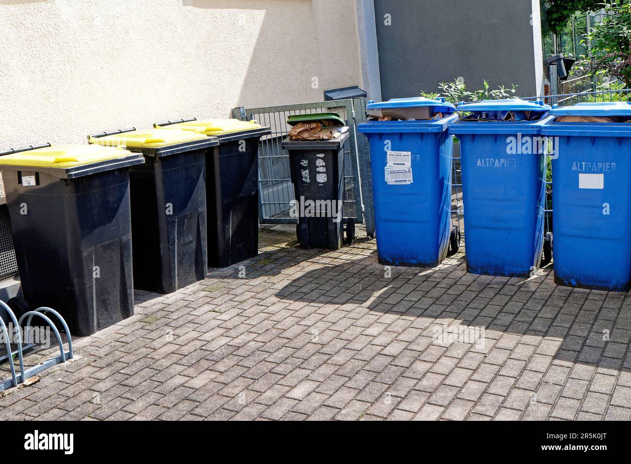 Environnement, séparation des déchets : bacs d'emballage, déchets organiques et papier Banque D'Images
