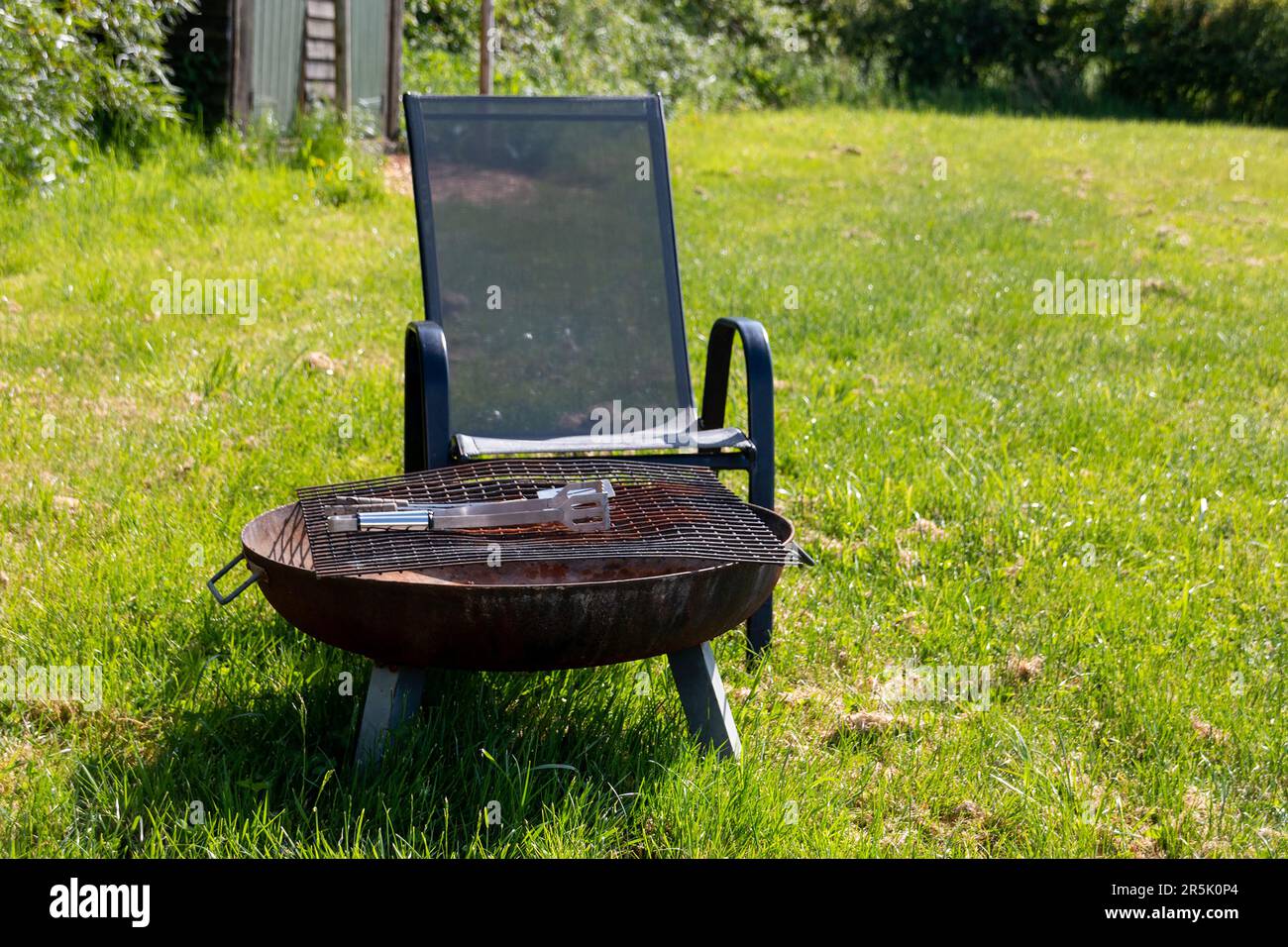 Une chaise à côté d'un foyer Banque D'Images