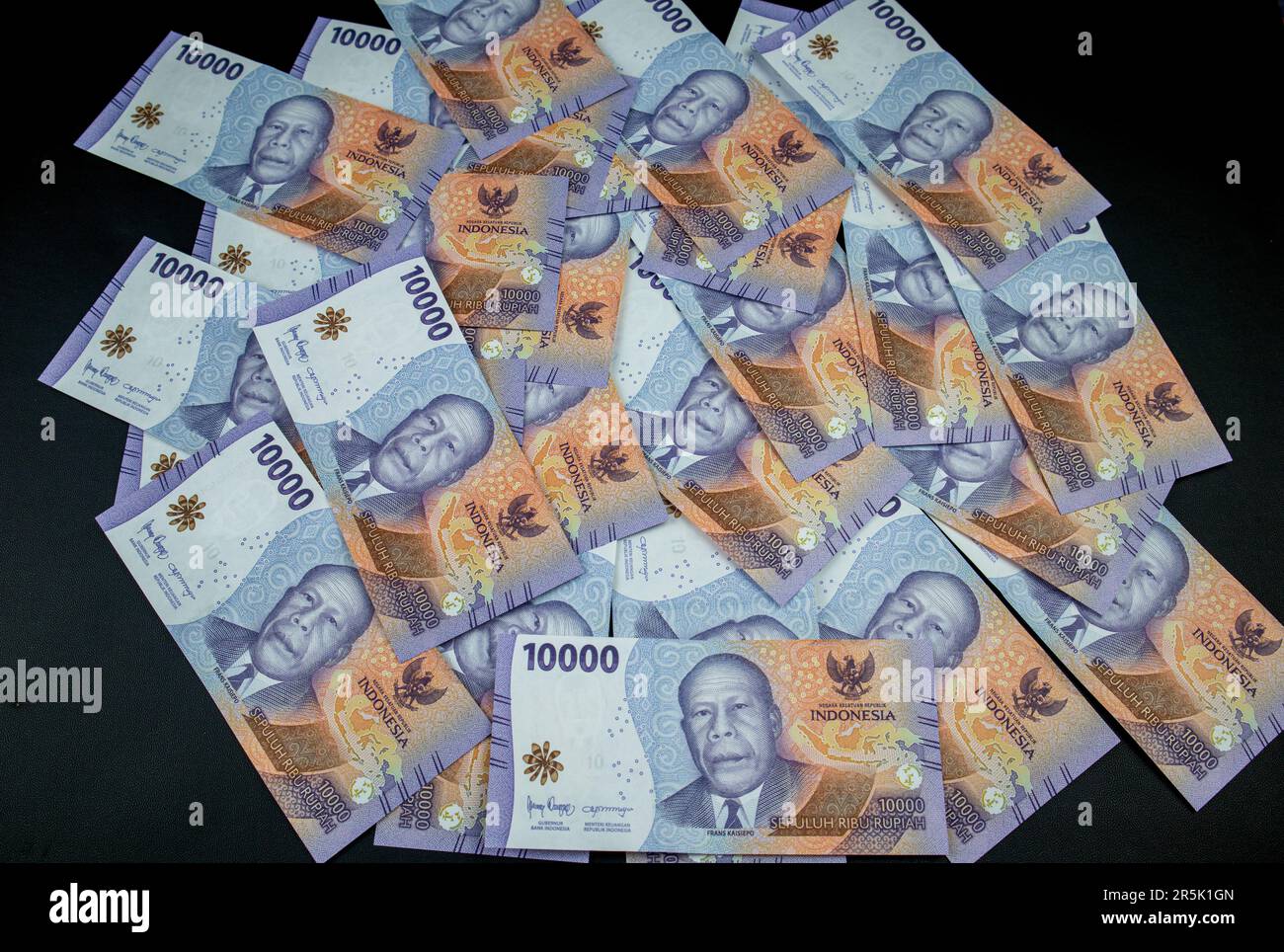 10 000 rupiah, une nouvelle série de billets de rupiah. Monnaie de la rupiah de l'Indonésie comme moyen de paiement pour les biens et les services. Banque D'Images