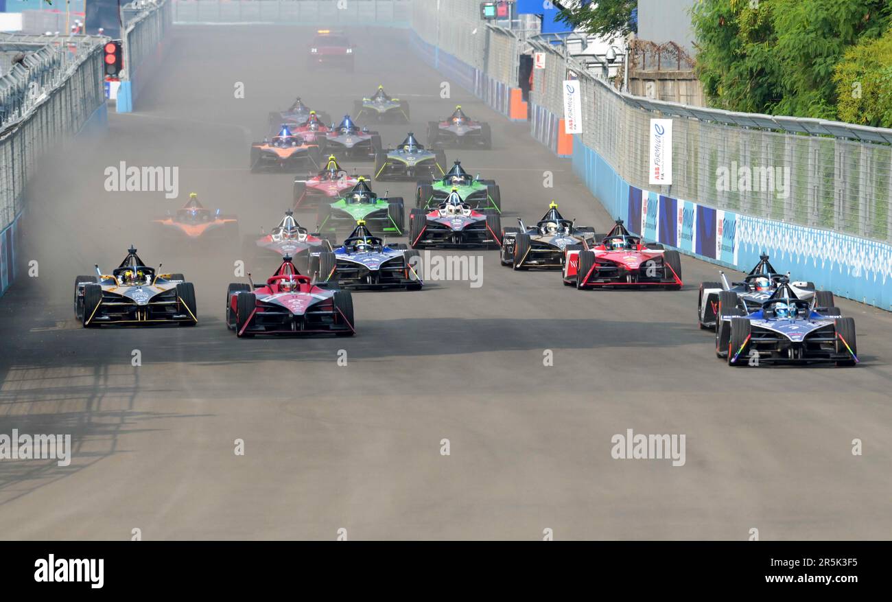 Jakarta, Indonésie. 4th juin 2023. Les coureurs participent à la course du championnat ABB de Formule-E DE JAKARTA E-Prix Round 11 à Jakarta, Indonésie, 4 juin 2023. Credit: Zulkarnain/Xinhua/Alamy Live News Banque D'Images