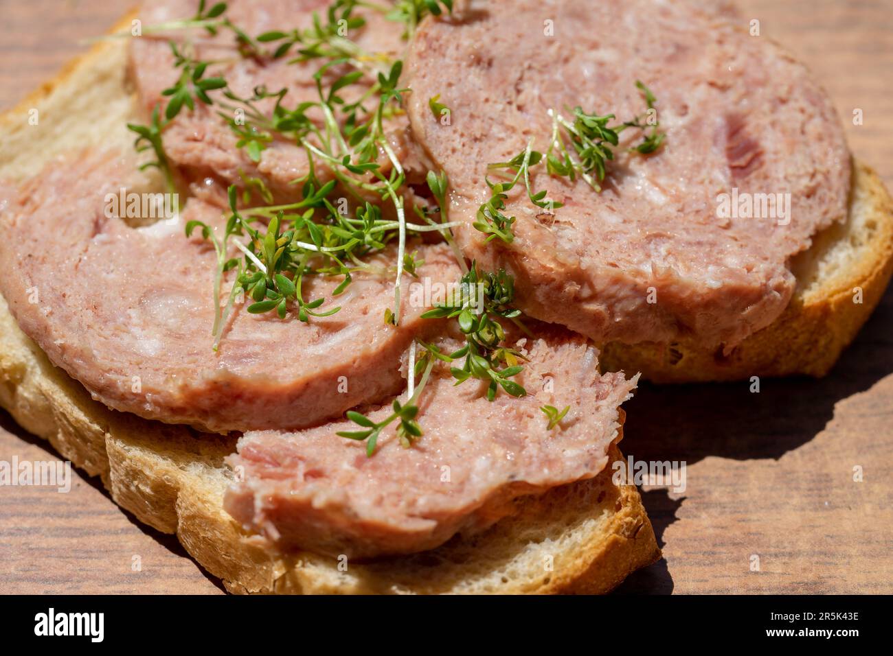 le bœuf se rencontre avec de la salade et du pain grillé Banque D'Images