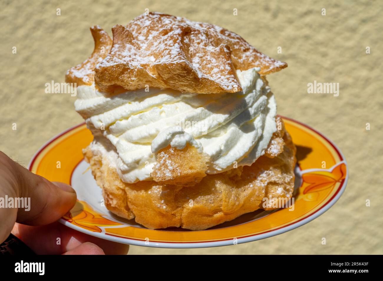 Dessert à la crème sur une assiette Banque D'Images