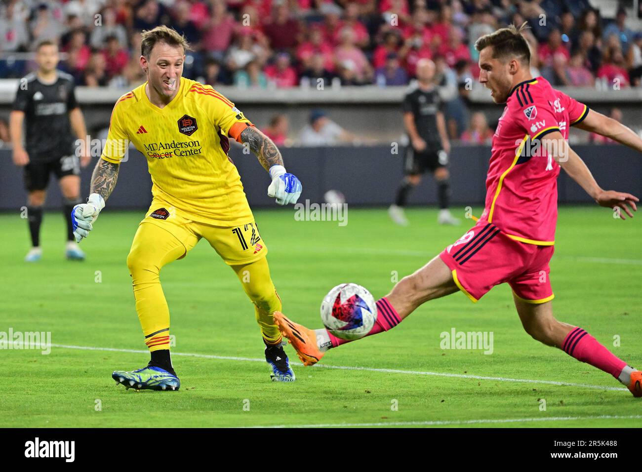 St. Louis, États-Unis. 03rd juin 2023. Le gardien de but de Houston Dynamo Steve Clark (12) fait disparaître la balle du but de St. Le milieu de terrain de Louis City Indiana Vassilev (19) étire sa jambe et tente de se bloquer. STL City a joué le Houston Dynamo dans un match de football de ligue majeure sur 3 juin 2023 au CITY Park Stadium à St. Louis, Mo, États-Unis. Photo par Tim Vizer/Sipa USA crédit: SIPA USA/Alay Live News Banque D'Images