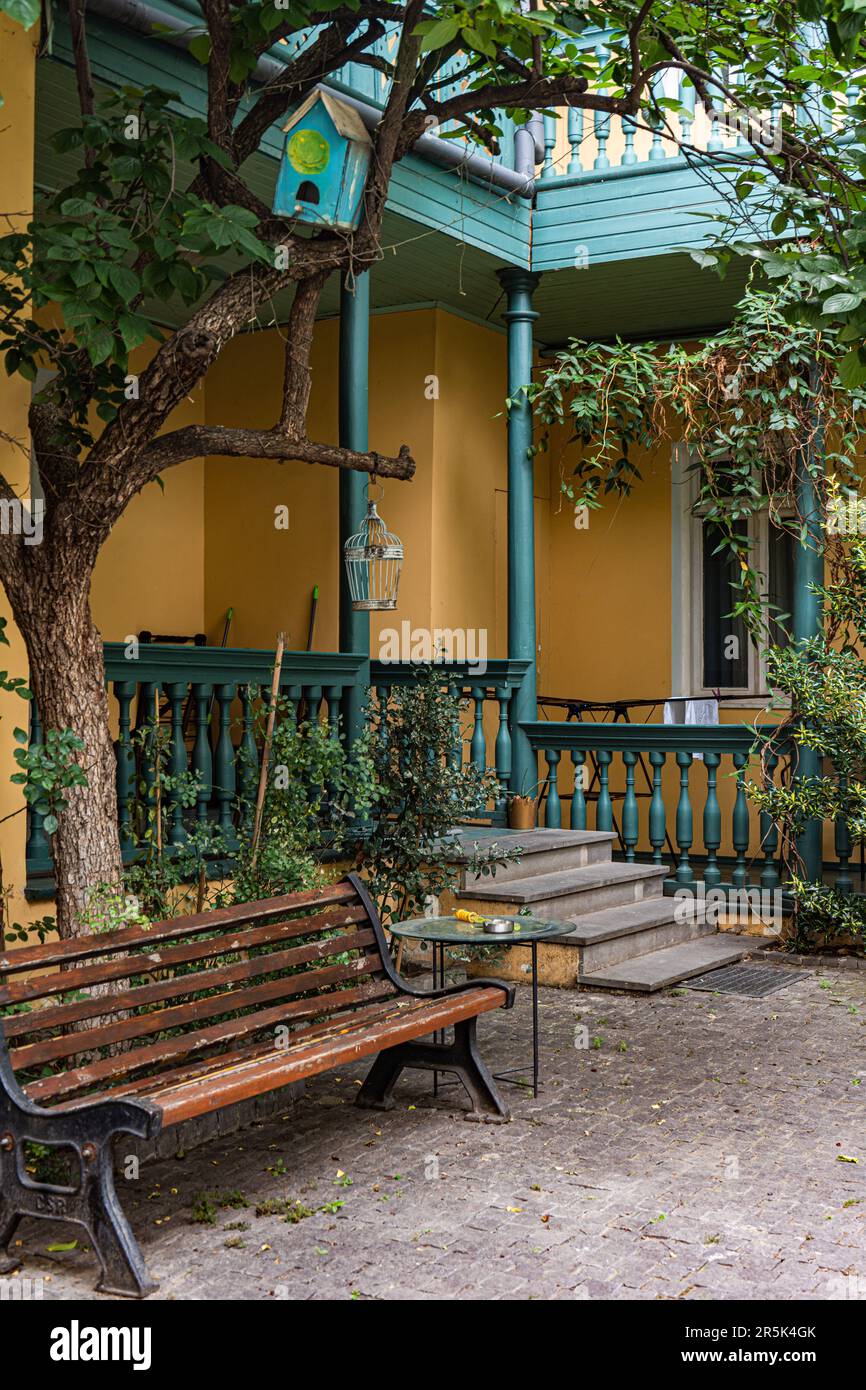 Vieux jardin confortable de Tbilissi en été Banque D'Images