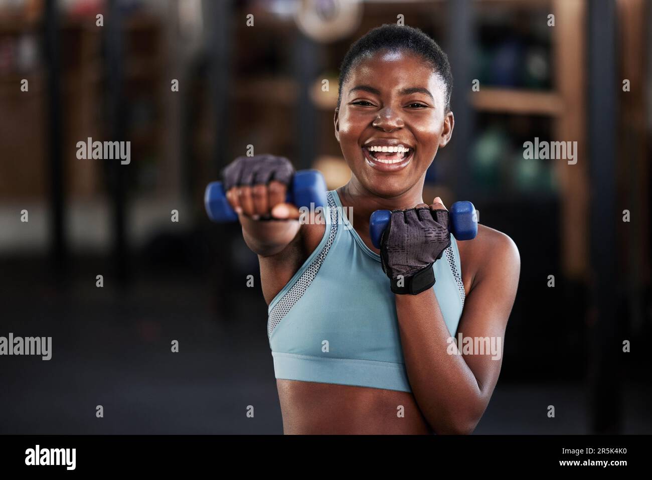 Portrait de boxer, haltères ou bonne femme noire entraînement, exercice ou  entraînement pour un coup de poing ou de puissance fort. Sourire, visage ou  fille africaine boxe avec Photo Stock - Alamy