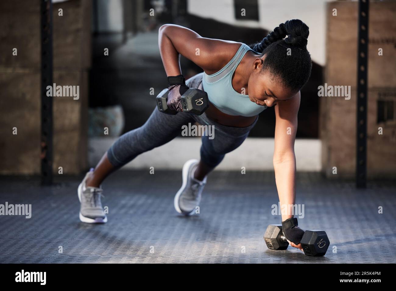 Gym, haltères et une femme noire sur le sol pour le fitness, l'exercice et  l'entraînement pour le sport. Forte, en bonne santé et un athlète africain  avec Photo Stock - Alamy